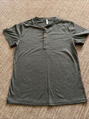 Short Sleeve Henley Shirt in Olive Green
